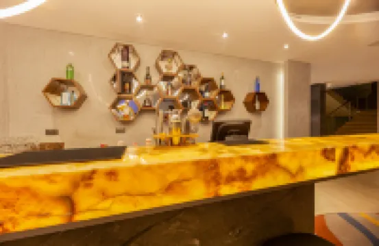 Oak Plaza Suites