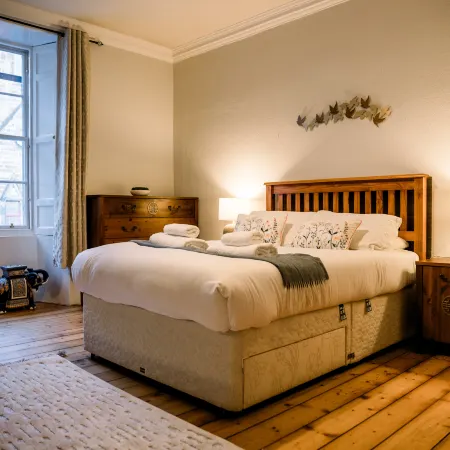 3 Bed Traditional Apartment on Picturesque Victoria St