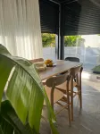 Cozy 2BR Apartment with Garden Walk to the Beach - Parkplatz