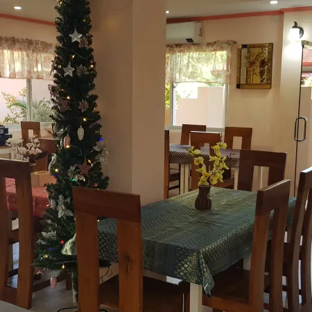 Queenslander Hotel and Restaurant