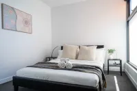 Modern 2B Apt with Views Near Swinburne University Hoteles cerca de Universidad de Swinburne