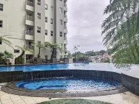 High Livin Apartment Parahyangan - piscina