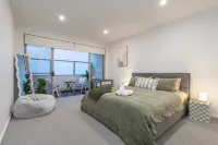 CBD• King Suite •Garage• BBQ •Pets•Walk Everywhere - บังกะโล