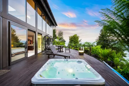 Jacuzzi Suite - Ocean Views & Beach Access Отели рядом с достопримечательностью «Kaiteriteri Kayak»