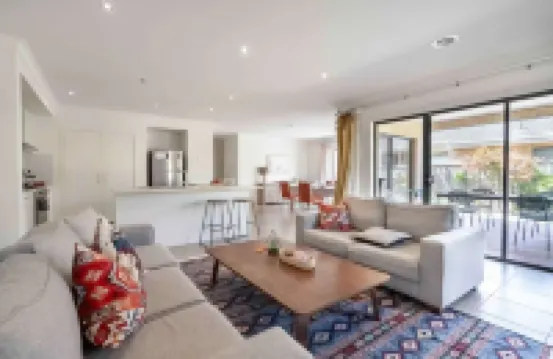 Contemporary Family Living at 4 Seafarer Way