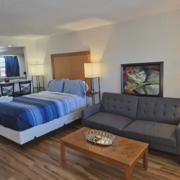 Studio 1 Motel Отели рядом с достопримечательностью «Loggerhead Marina»