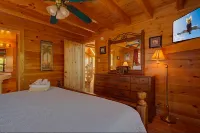 Best Views in Sevierville! 1b/2ba + Loft! Hot Tub. โรงแรมใน