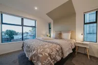 Misty Meadows Manor - Your Urban Oasis Hotels in 