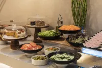 Oz Hotel Collection - breakfast