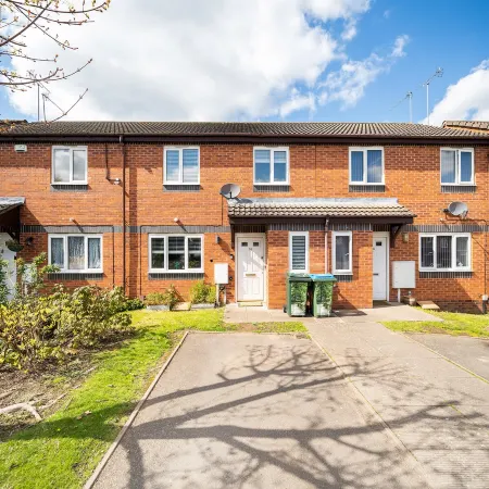 3 BD / Large Garden/ Driveway /Sleeps 8 / 1.5 Bath