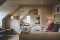 Elements Lodges - parking