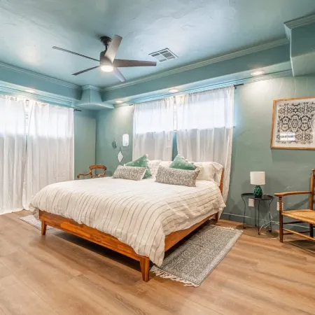 Stylish 2-Bedroom walking distance to Downtown