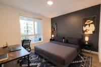 Chic Disneyland Retreat | Pool, Gym & Fast WiFi - Apartments