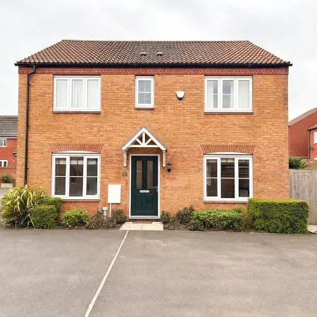 4 Bed Modern Spacious House | Parking x3 | EV Charger
