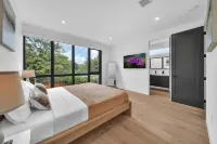 Wynwood Miami Retreat | 2 Private Pools, BBQ, 6BR & Parking - Boutique