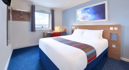 Travelodge Melksham Отели рядом с достопримечательностью «Роудей Кау Фарм Кафе & Айс Крим Парлор»