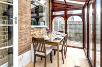 Greener Stays - A Beautiful 3-double bedroom House