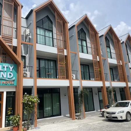 Salty Sand Krabi Hotel Отели рядом с достопримечательностью «Пляж Ноппарат-Тара»
