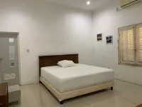 Omah Bagio Guest House By Sewain - parking