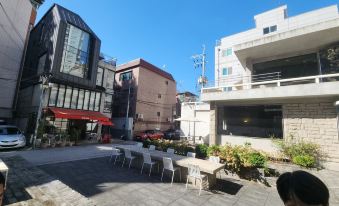 Near Hongik University/Subway Hapjeong Station 1 minute/8ppl/3br/4QBED/Near YG/iMac/Luggage storage
