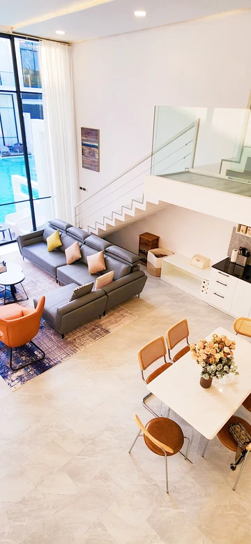 รูปภาพของทาวน์เฮาส์ขนาดใหญ่พร้อมทางเข้าสระว่ายน้ำ