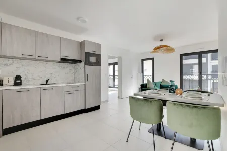 Elegant Appt - 2BDR/6P - Near Paris & La Défense Отели в г. Сюрен