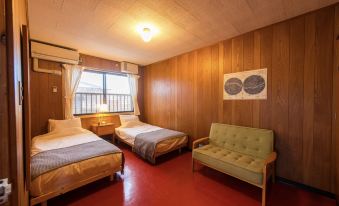 OFF THE WALL LODGE