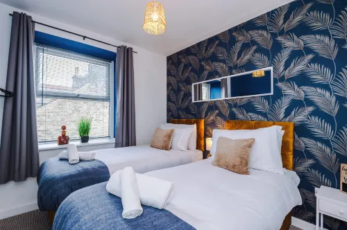 Stylish 2 Bedroom Apartment in Heart of Buxton - parking