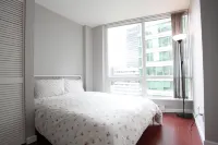 Spacious 2 bed 2 bath located in Downtown Vancouver. - Condos
