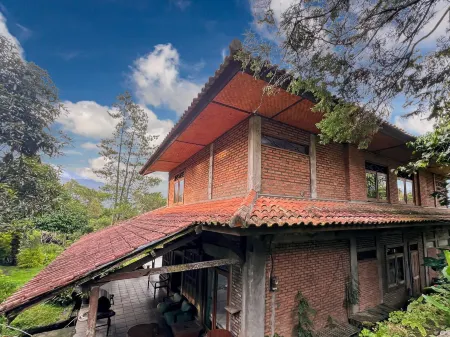 Large Bogor Villa w/ Pool, BBQ Grill& Fishing Spot Отели рядом с достопримечательностью «Camphulucai»