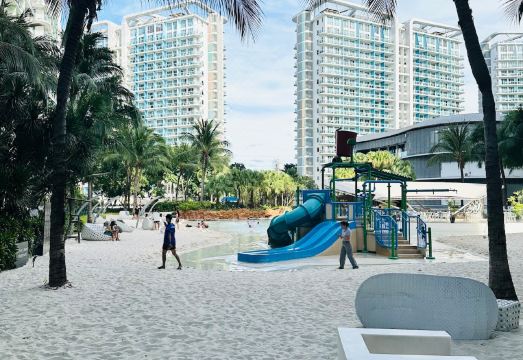 We Vibe, Azure Urban Resort