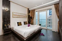 Highend Luxury Stay with Full Palm Jumeirah View Hôtels à : 