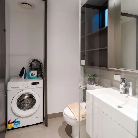 Modern Hawthorn 1BR Walk to Cafes & Transport