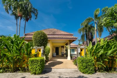 Tropical Pool Villa with 3 Bedrooms in Rawai ラワイビーチのホテル