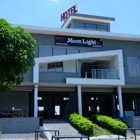 Hotel moonlight & restaurant