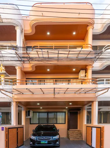 รูปภาพของEnjoy Sunset Rainbow Alley - WOW Townhouse at Patong Hill