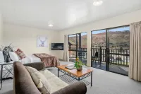 Ride Base Wanaka Apartments - 3 ดาว