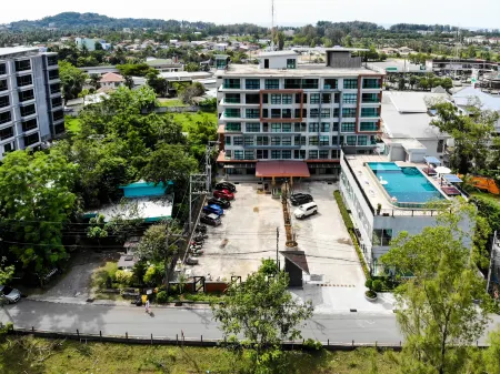 Golden Manora Hotel Bangtao Beach Отели рядом с достопримечательностью «Wat Choeng Thale»