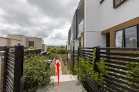 Orakei Gem - Seaview 3-Bedroom Townhouse Hotels in 