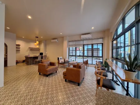 Trat Hometown Отели рядом с достопримечательностью «Wat Buppharam or Wat Plai Klong»