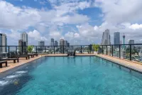Pendennis Fern - Luxury 4 Bedroom Colpetty Home: Roof Jacuzzi Pool