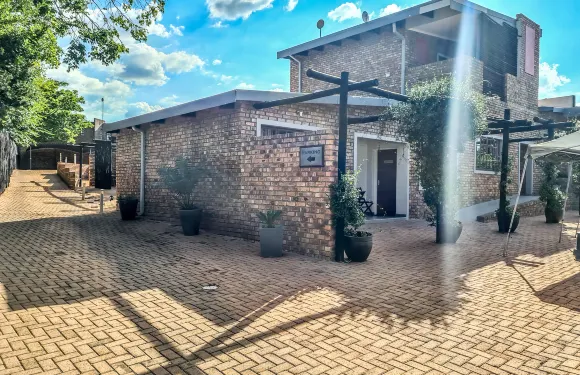 雅拉雅拉精品酒店