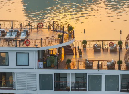 Indochine Grand Lan Ha Bay Отели в г. Tuan Chau