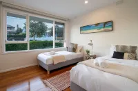 Bright 2B Hampton Coastal Getaway Steps From Beach  호텔