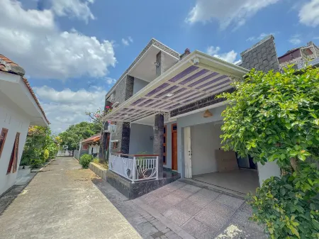 Modern Javanese 4BR Home Near Keraton Yogya