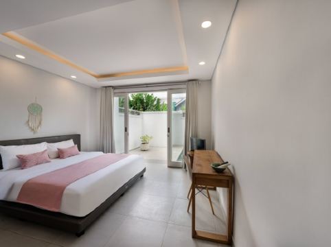 Stylish 3BR Pool Villa 100m from Batu Bolong Beach