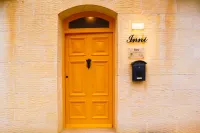 INNI - 4 bedrooms (sleeps 8 + 2 kids) Gharb village - Homestays