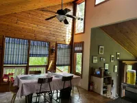 Chalet Style, Lakeview Cottage - สัตว์เลี้ยง
