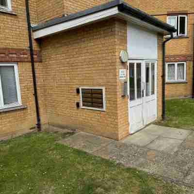 Skyline Haven: Modern 2BR w/ Free Parking & 4kTV Hotel Exterior