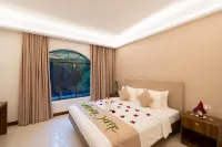 The Riverfront Central Hotel - parkir